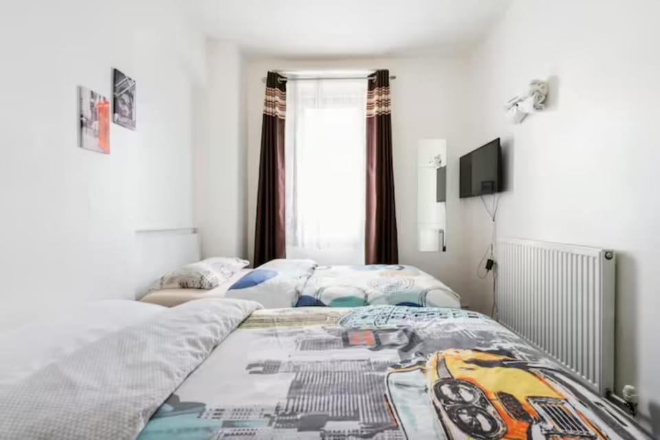 Bed, TV and multimedia, Photo of the whole room, Bedroom, internet, towels