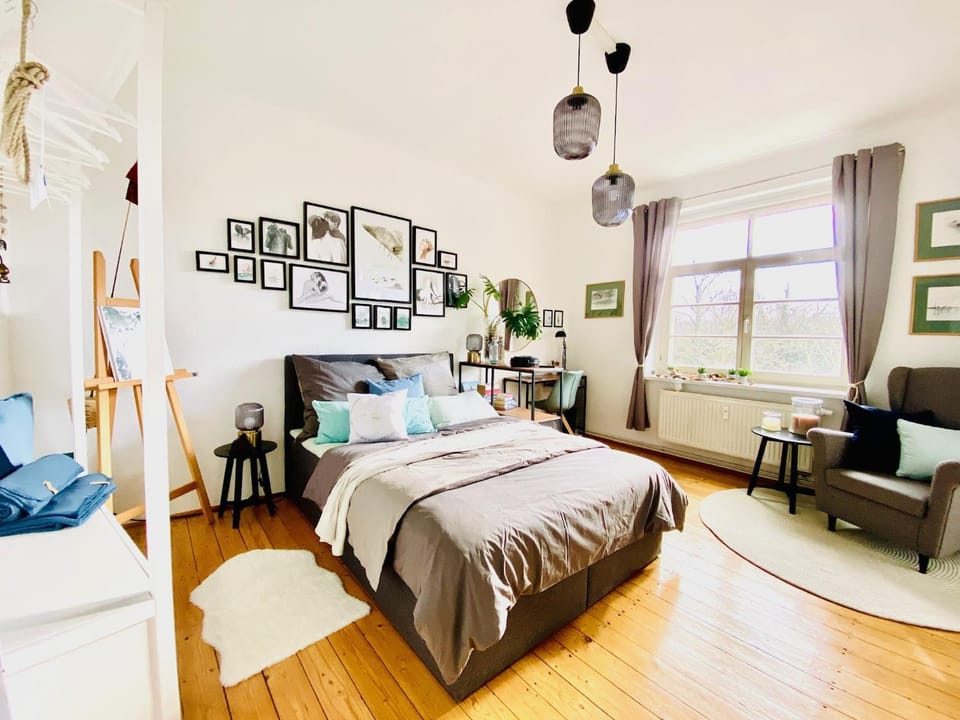 Bed, Photo of the whole room, Seating area, Bedroom