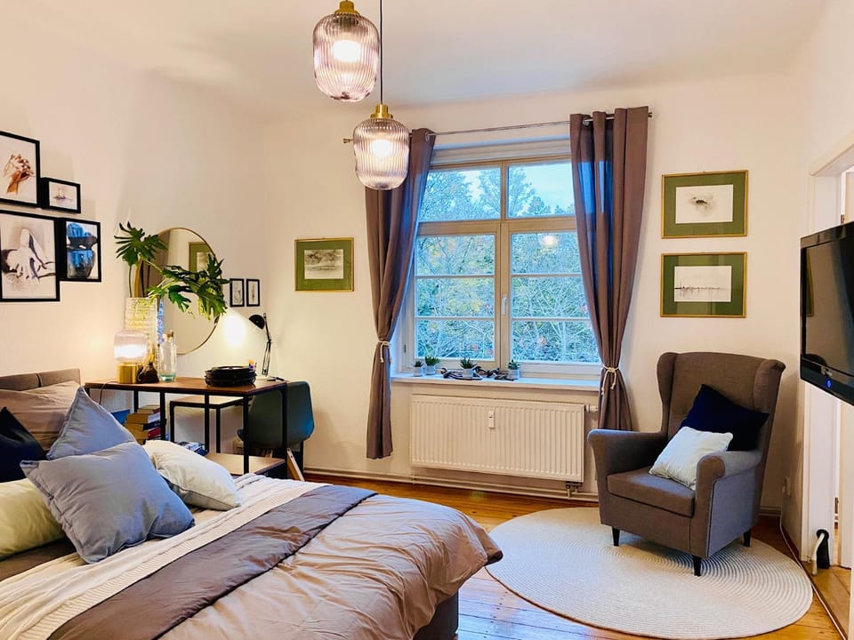 Bed, TV and multimedia, Photo of the whole room, Seating area, Bedroom