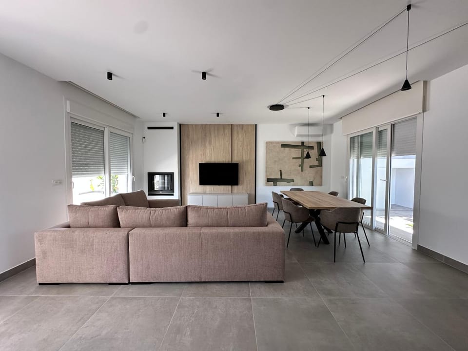 TV and multimedia, Living room, Dining area
