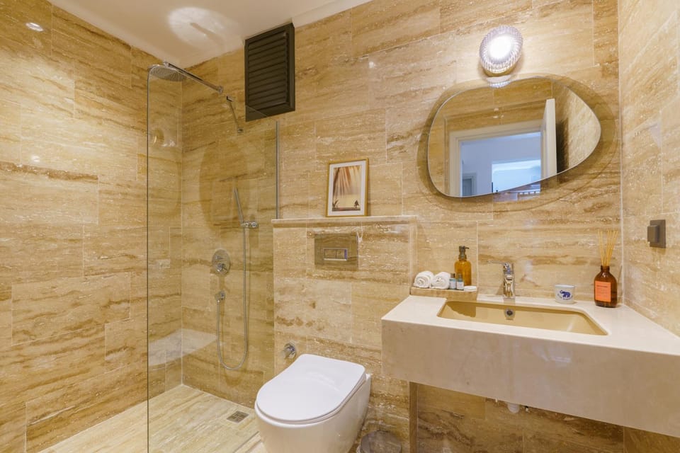 Shower, Toilet, Bathroom, towels