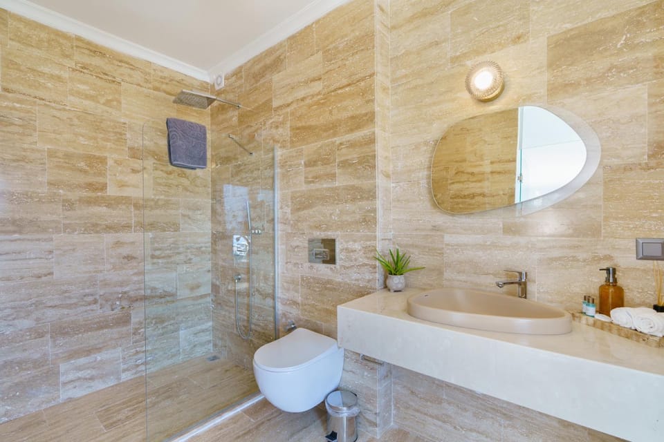 Shower, Toilet, Bathroom, towels