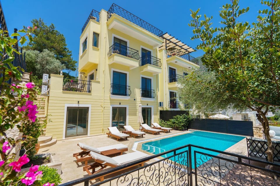 Property building, Patio, Garden, Balcony/Terrace, Garden view, Pool view, Swimming pool, sunbed