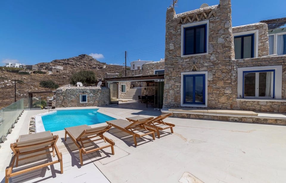 Property building, Patio, Day, Natural landscape, Mountain view, Pool view, Swimming pool, Swimming pool, sunbed