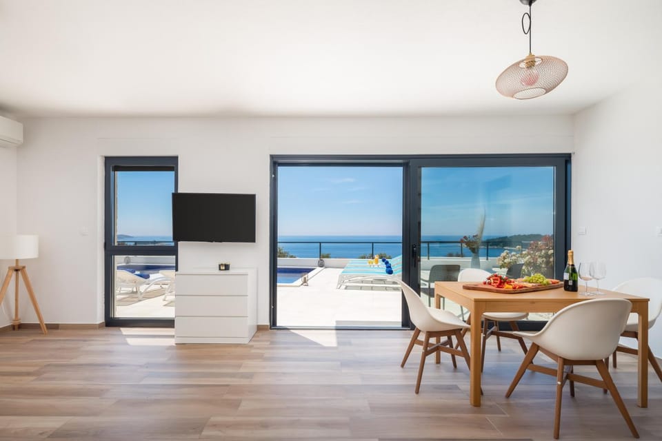 TV and multimedia, View (from property/room), Balcony/Terrace, Living room, Seating area, Dining area, Sea view