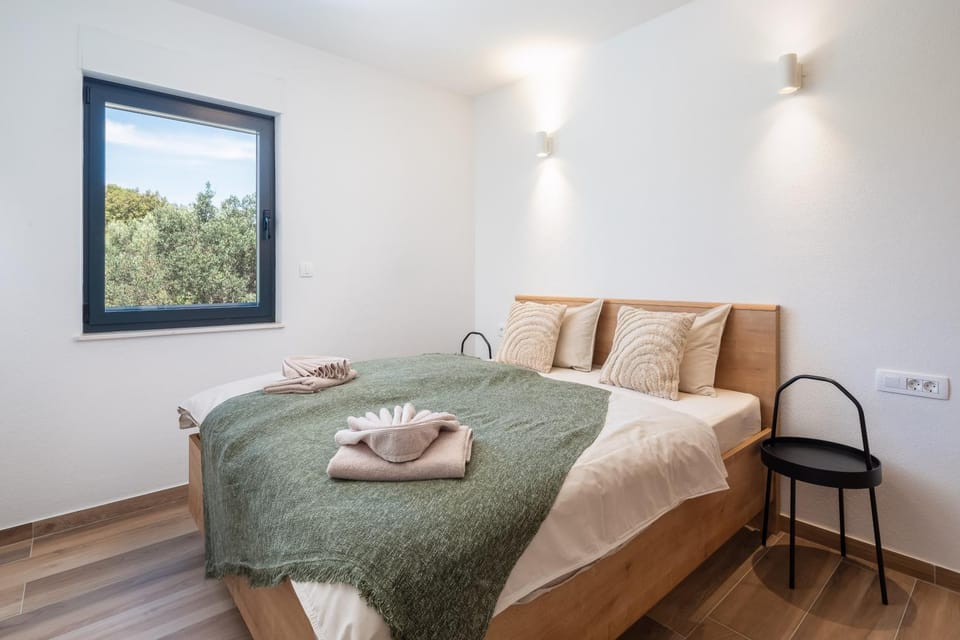 Bed, Photo of the whole room, Bedroom, towels