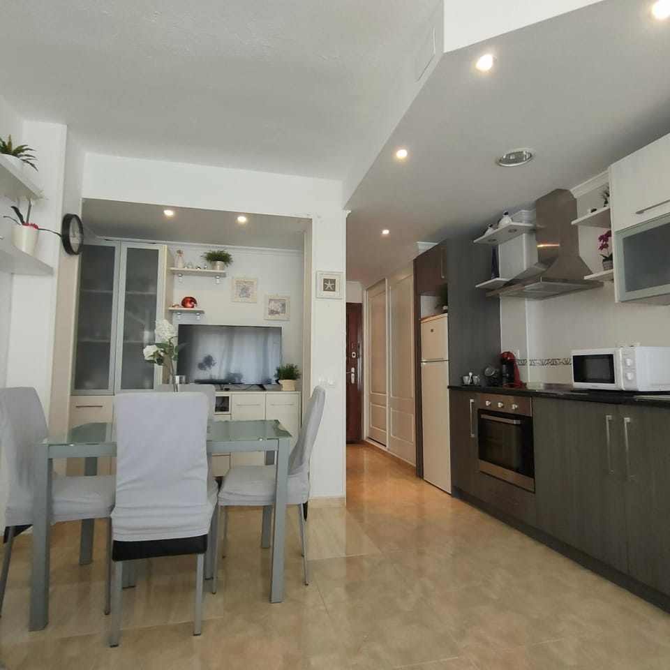 Kitchen or kitchenette, Dining area, minibar, pet friendly, stove