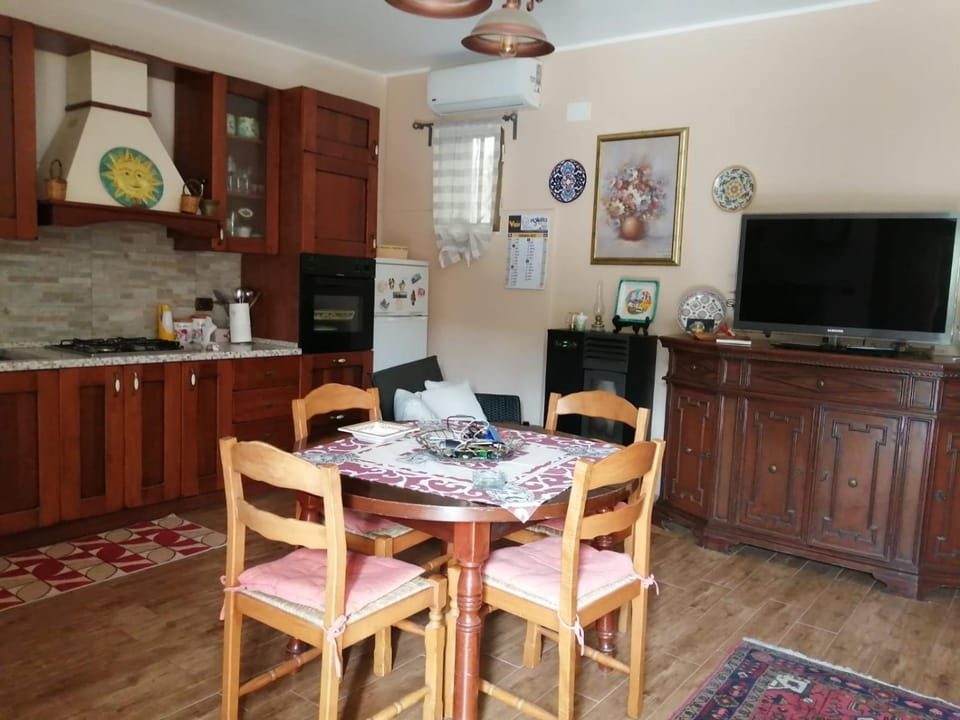 Communal lounge/ TV room, Kitchen or kitchenette, Dining area