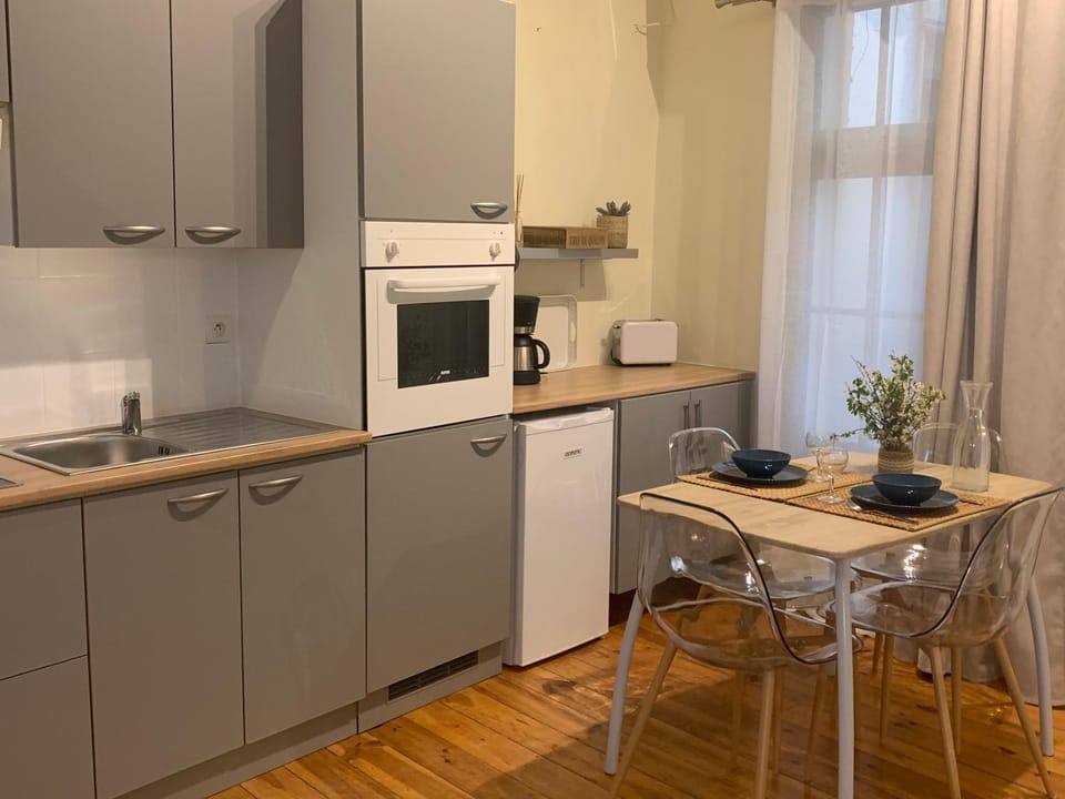 Coffee/tea facilities, Kitchen or kitchenette, Dining area, oven, stove, toaster