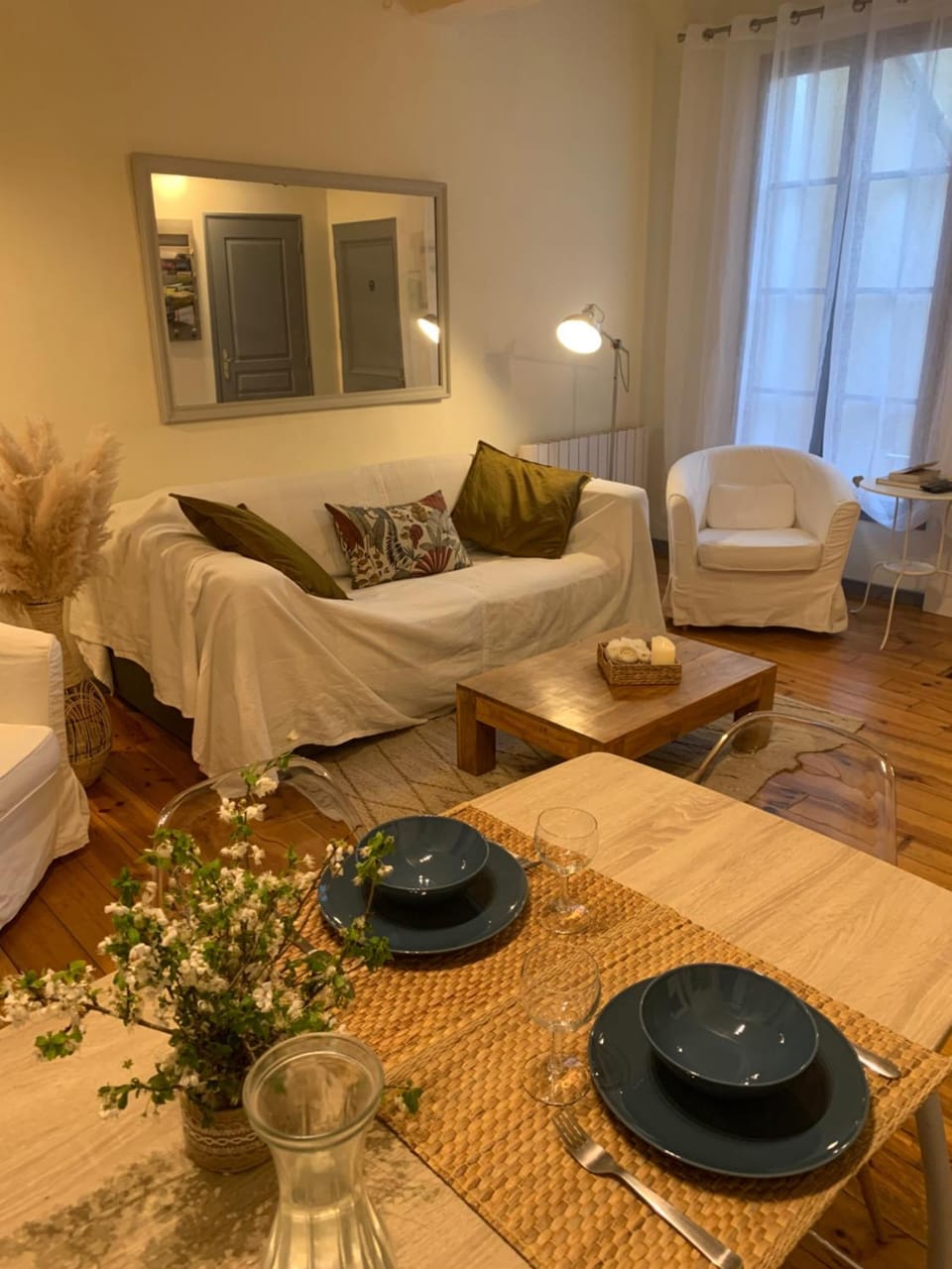 Bed, Living room, Seating area, Dining area