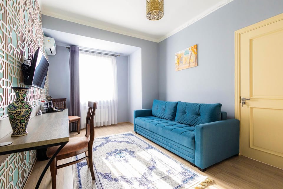 Communal lounge/ TV room, Bed, TV and multimedia, Living room, Seating area, Evening entertainment, Bedroom
