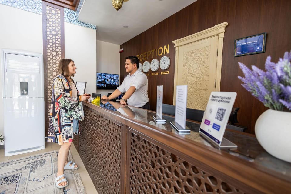 Staff, People, TV and multimedia, Lobby or reception, group of guests