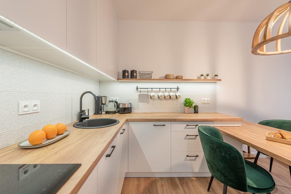 Coffee/tea facilities, Kitchen or kitchenette, Dining area, toaster