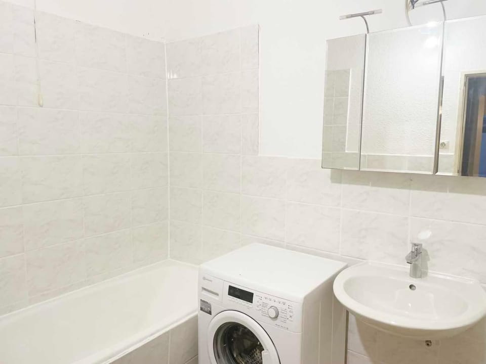 Bathroom, Bath, towels, washing machine