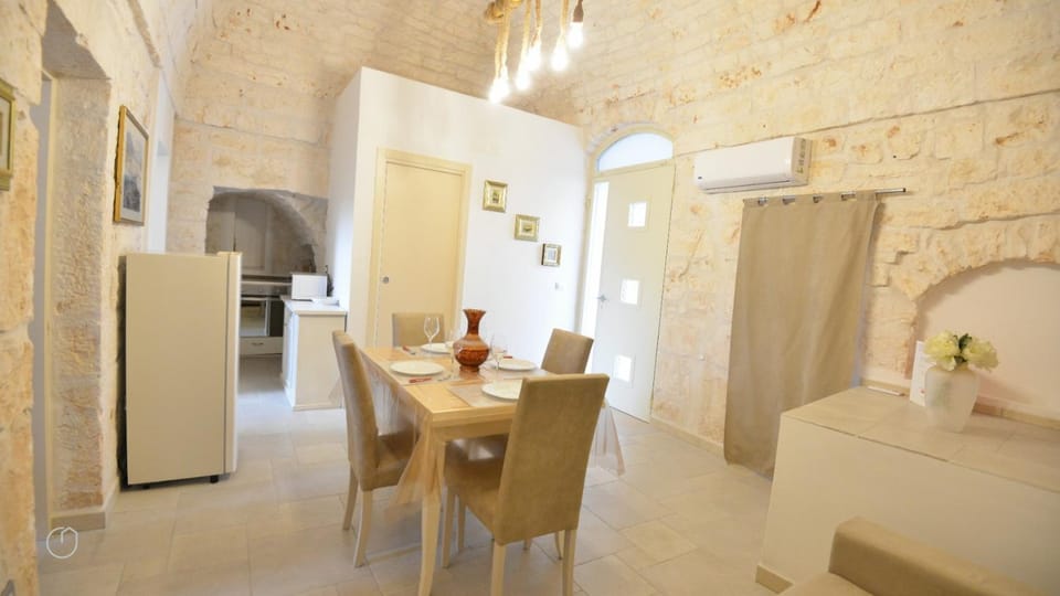 Kitchen or kitchenette, Dining area, oven