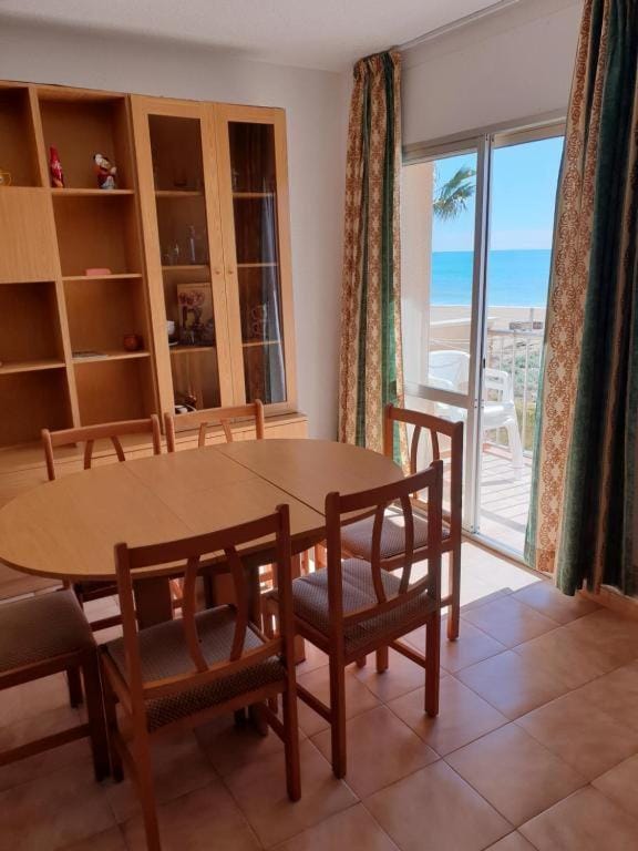 View (from property/room), Living room, Seating area, Dining area, Sea view