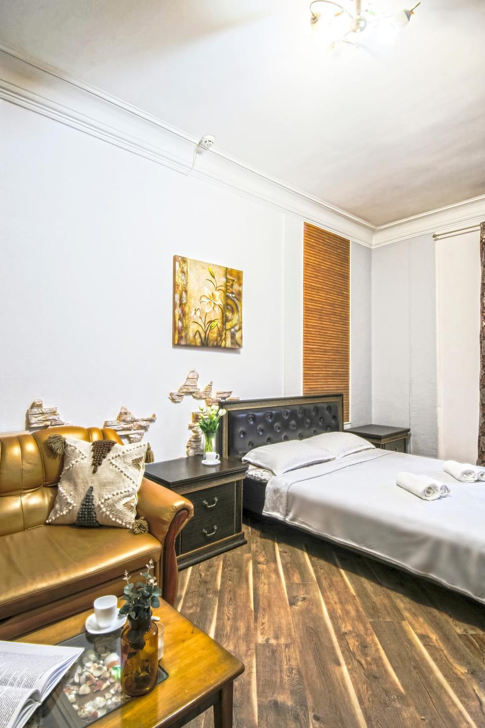 Bed, Seating area, Bedroom