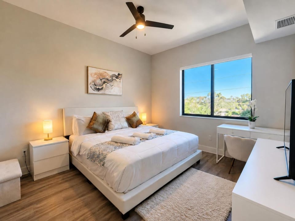 Lux property great for 1 to 8 Guests-family trip ,5Beds 2Rooms Staycation with Gym and EV, proximity to Downtown and Beaches Apartment in West Palm Beach