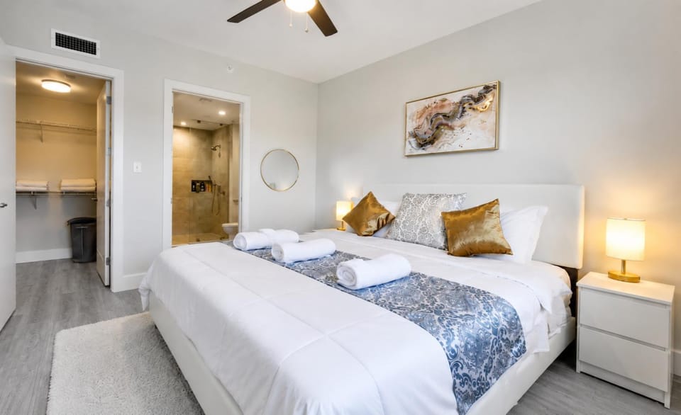 Lux property great for 1 to 8 Guests-family trip ,5Beds 2Rooms Staycation with Gym and EV, proximity to Downtown and Beaches Apartment in West Palm Beach