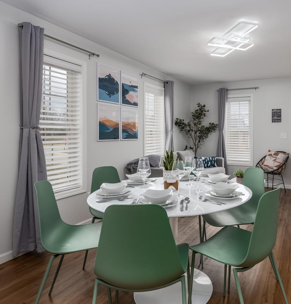 Living room, Seating area, Dining area