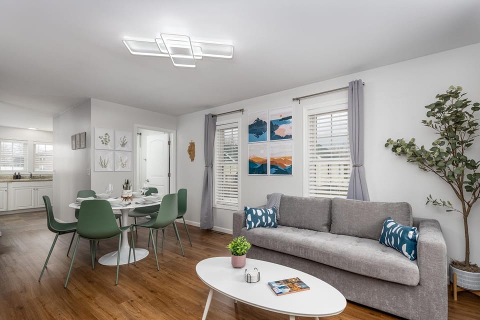 Kitchen or kitchenette, Living room, Seating area, Dining area