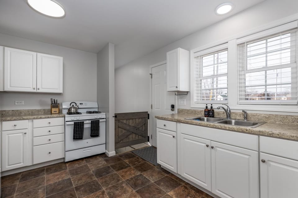 Kitchen or kitchenette, pet friendly, stove
