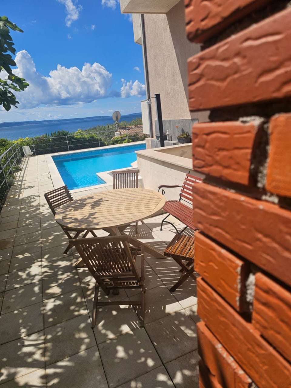 Sea view apartment with swimming pool near beach Apartment in Split