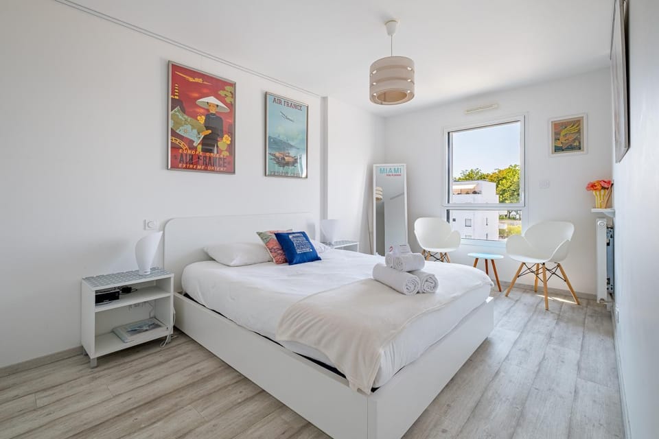 Photo of the whole room, Bedroom