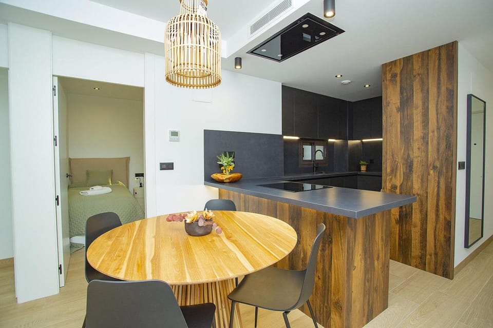Kitchen or kitchenette, Living room, Seating area, Dining area, minibar, pet friendly, stove