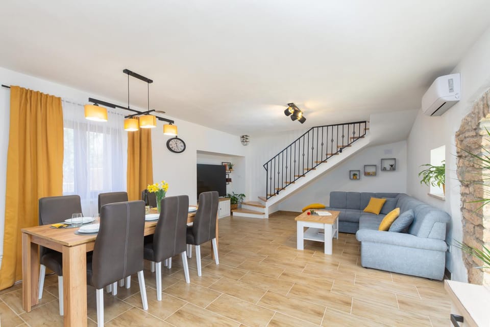 TV and multimedia, Living room, Seating area, Dining area