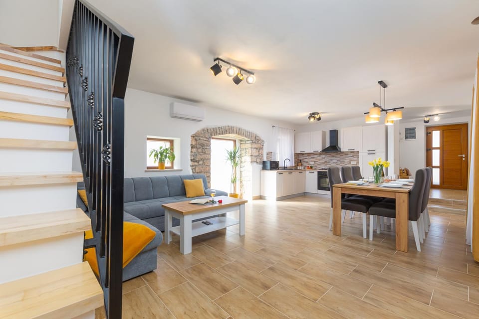 Kitchen or kitchenette, Living room, Seating area, Dining area