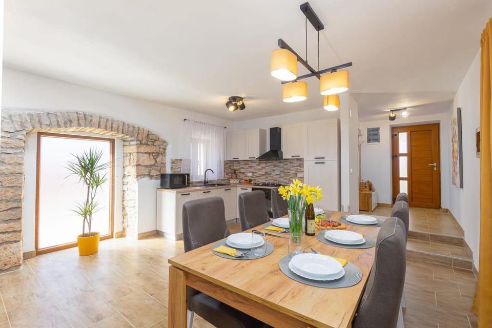 Kitchen or kitchenette, Living room, Seating area, Dining area