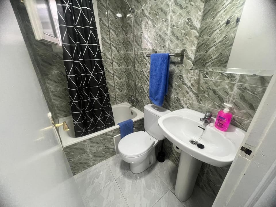 Shower, Toilet, Bathroom, Bath, towels