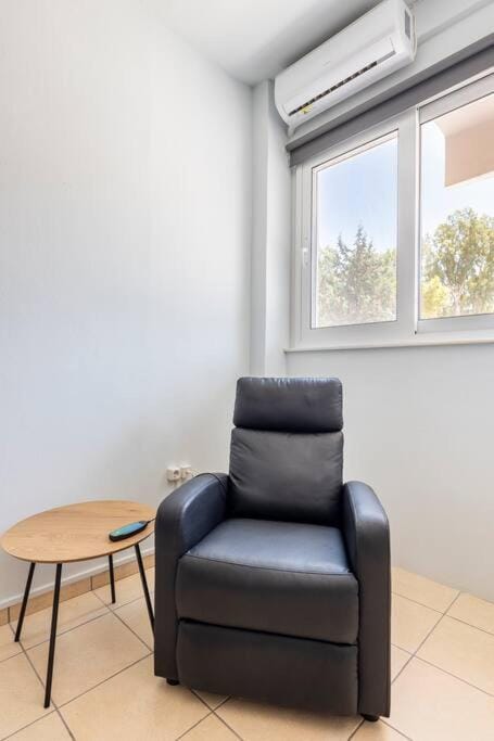 Massage, Living room, Seating area, air conditioner