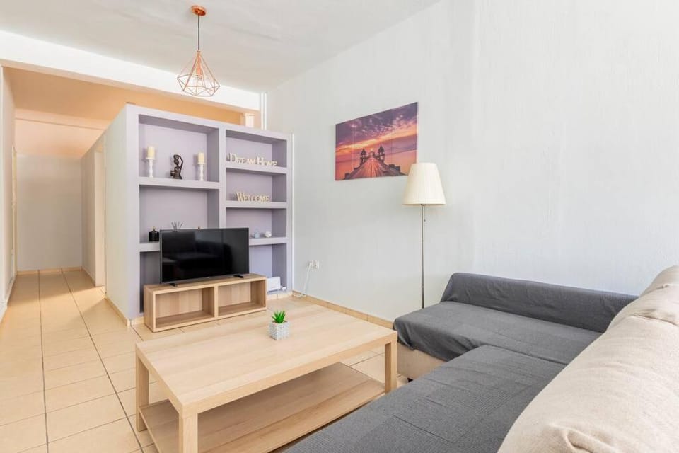 TV and multimedia, Living room, Seating area, Evening entertainment