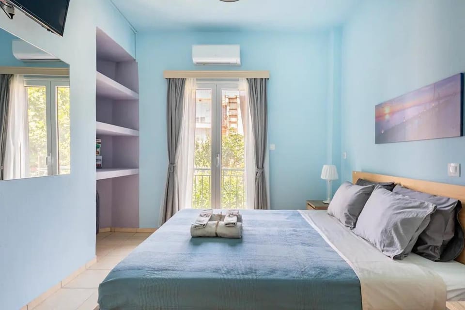 Bed, TV and multimedia, Bedroom, towels, air conditioner