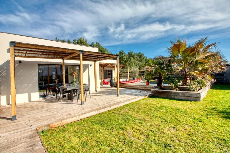 Property building, Patio, Garden, Garden, Balcony/Terrace, Dining area