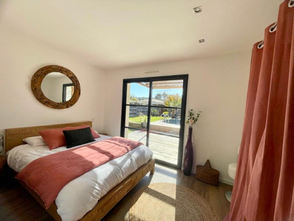 Shower, Patio, Bed, TV and multimedia, Photo of the whole room, Bedroom, Pool view, storage