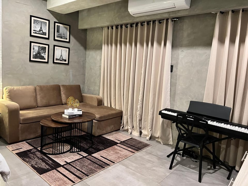 Living room, Seating area, air conditioner