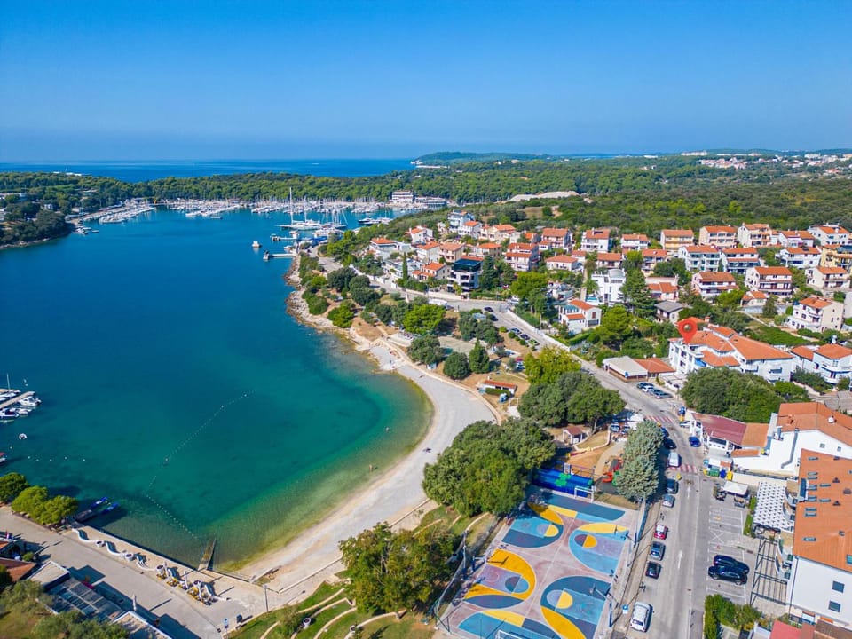 Property building, Day, Neighbourhood, Natural landscape, Bird's eye view, Beach, City view, Sea view, Street view, Location