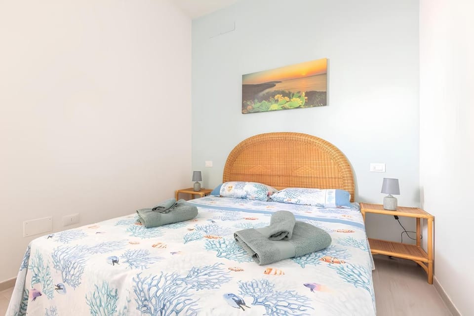 Bed, Photo of the whole room, towels