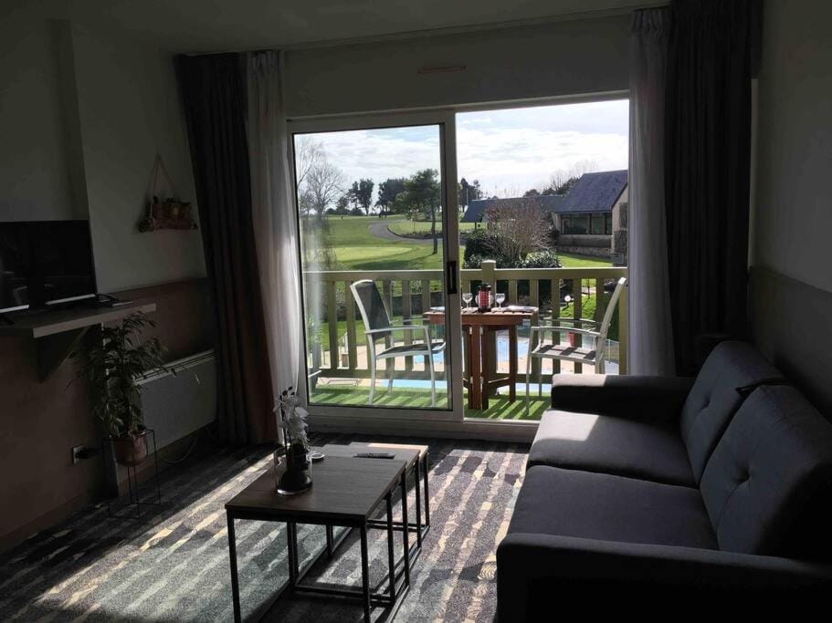 Studio Golf piscine D Day Apartment in Normandy