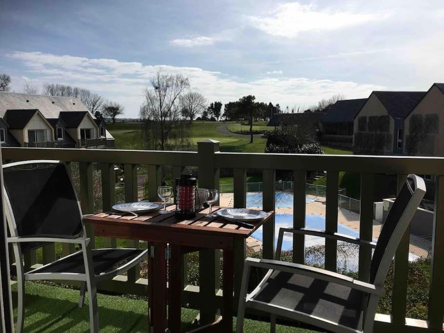 Studio Golf piscine D Day Apartment in Normandy