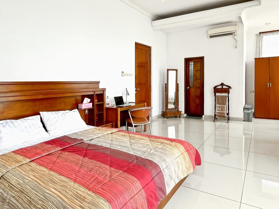 Bed, Bedroom, wardrobe, air conditioner