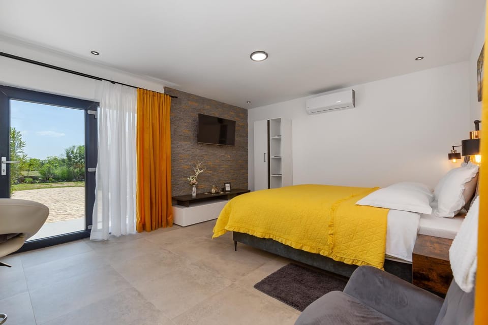 Bed, TV and multimedia, Living room, Photo of the whole room, Seating area, Bedroom, air conditioner
