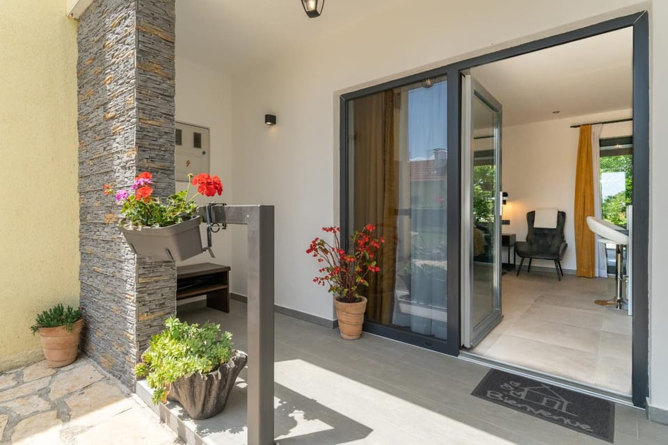 Patio, Day, Balcony/Terrace