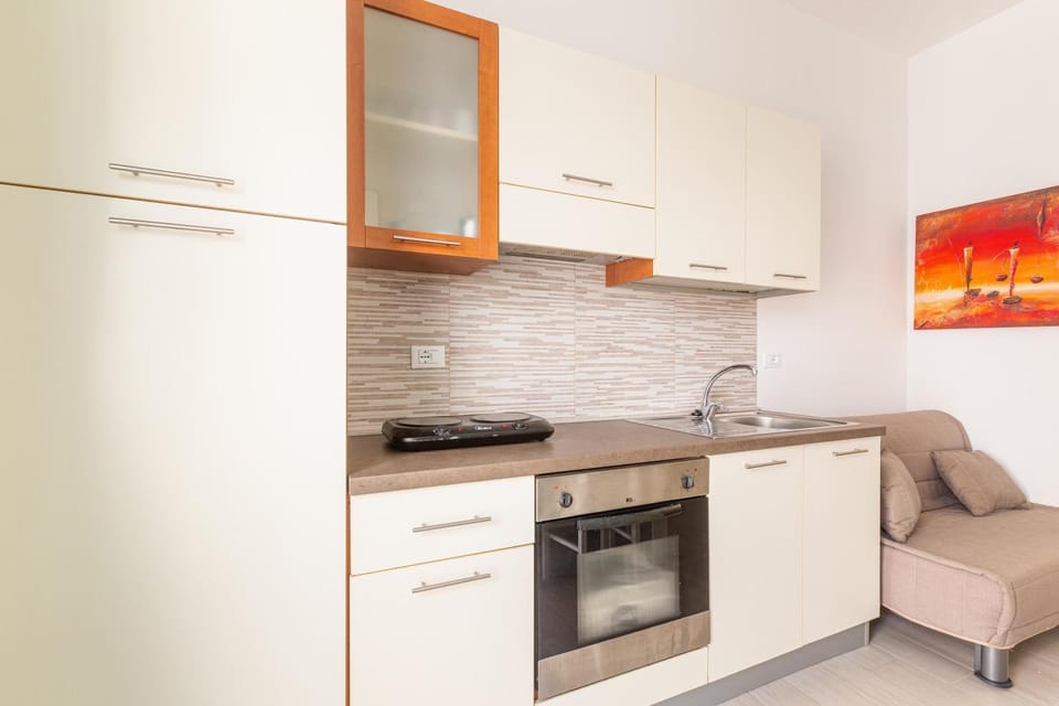 Kitchen or kitchenette, Living room, Seating area, stove
