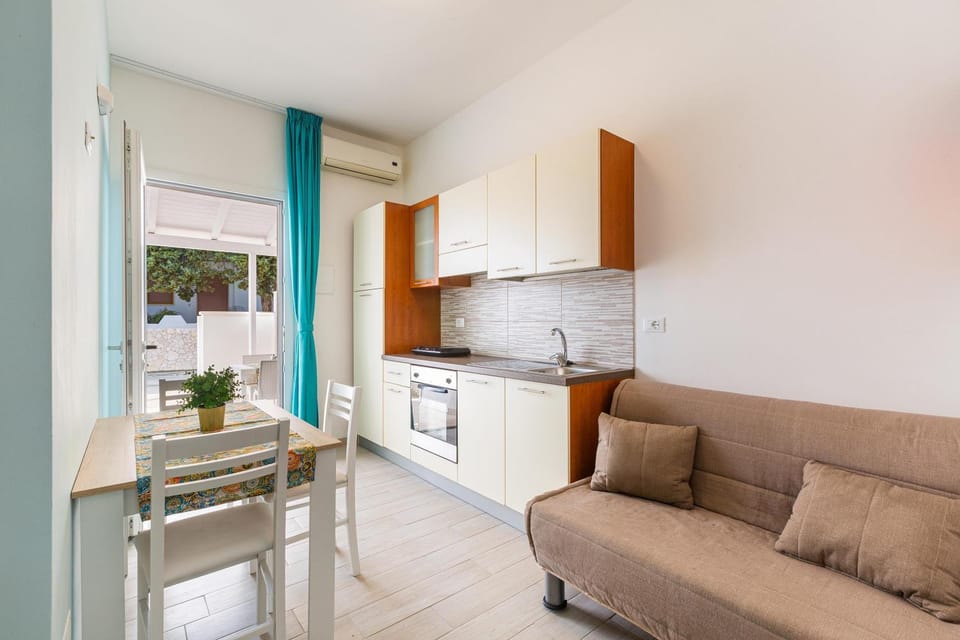 Kitchen or kitchenette, Living room, Seating area, Dining area, stove