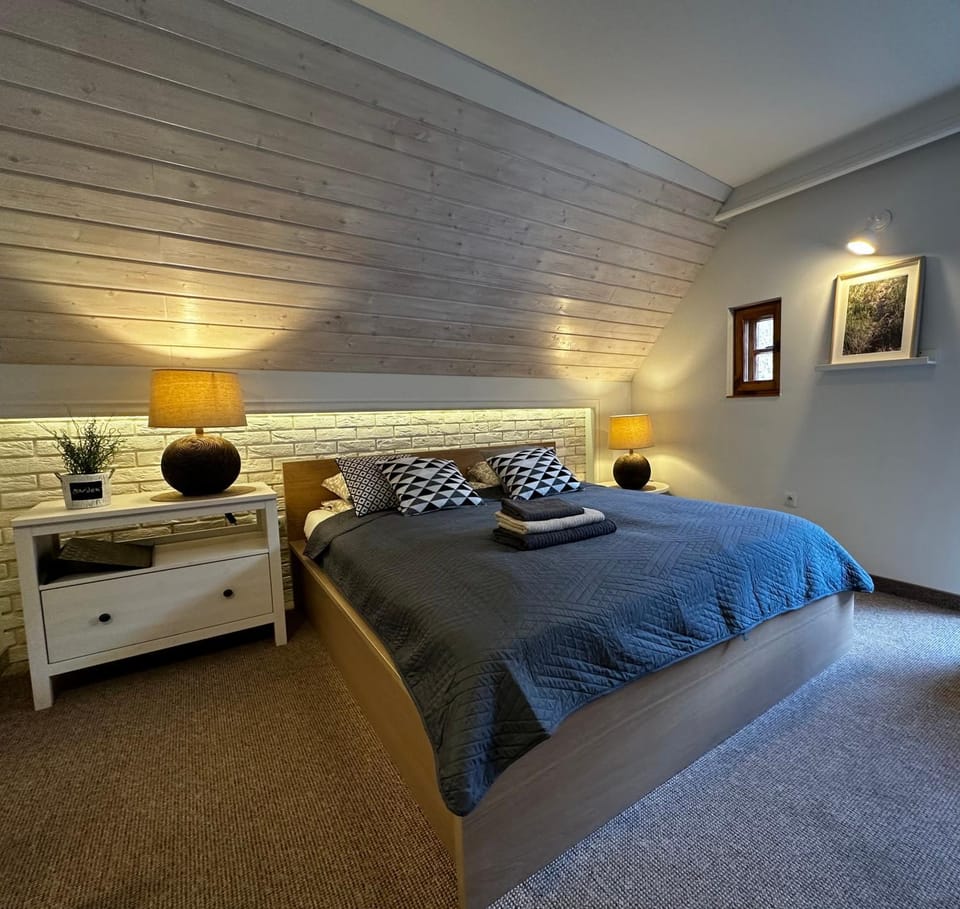 Bed, Photo of the whole room, Seating area, Bedroom