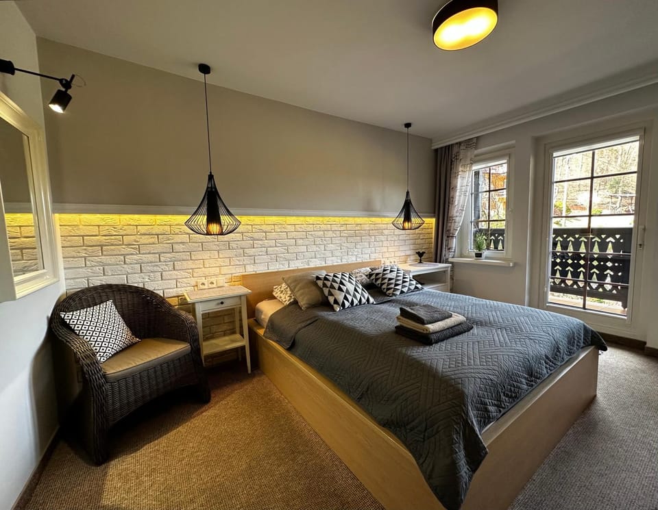 Bed, Photo of the whole room, Seating area, Bedroom